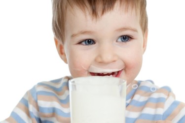 какое молоко выбрать для ребенка до года