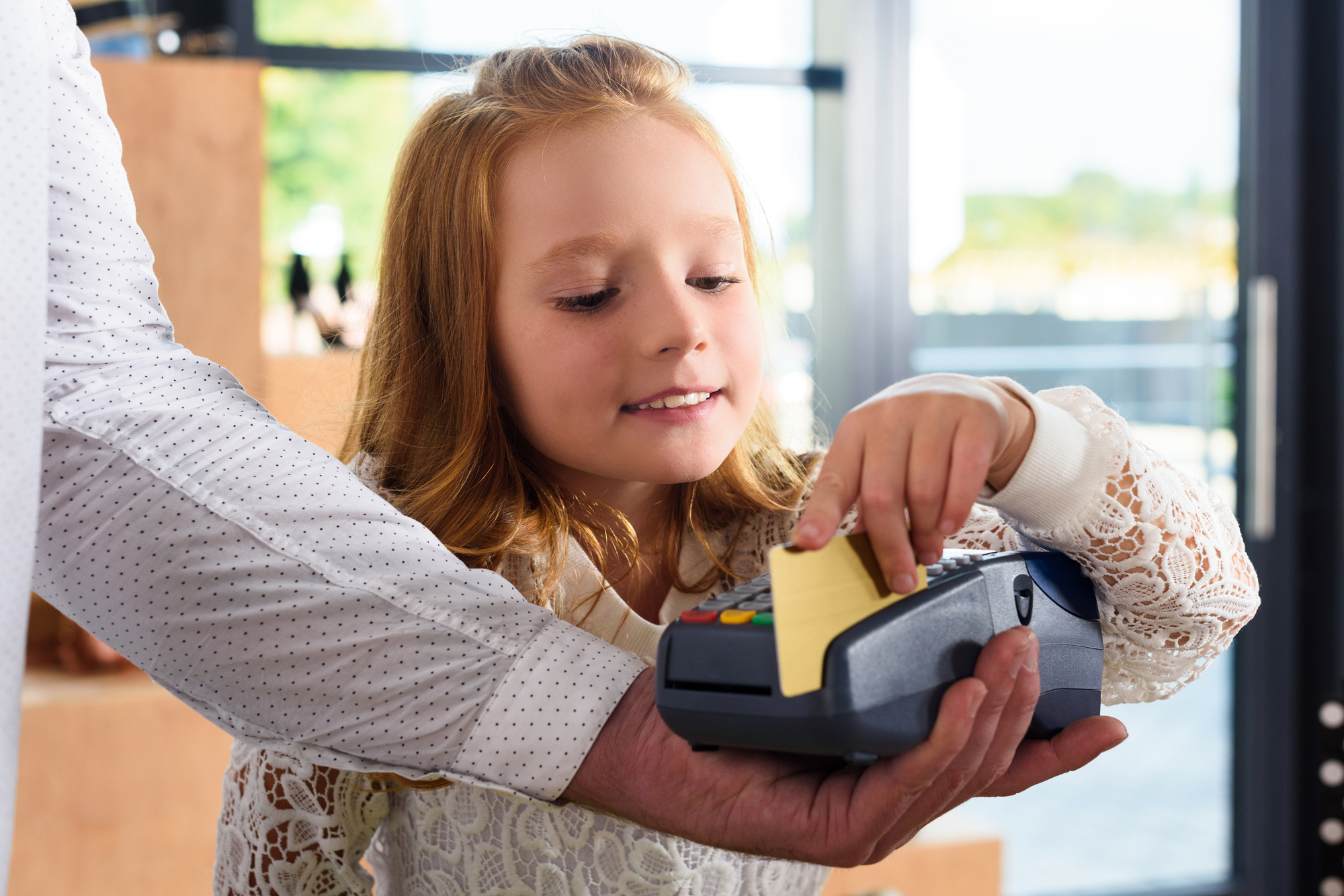Детские «кредитки»: какие нюансы должны помнить родители?