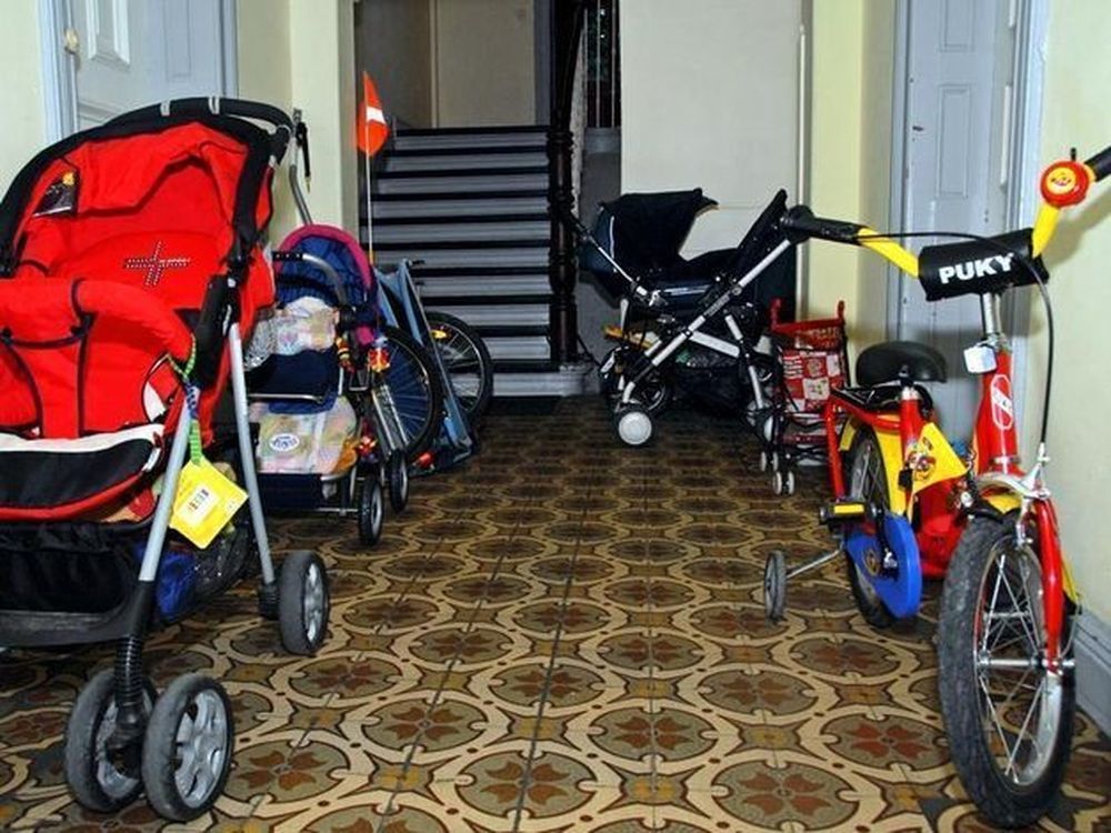 Детские коляски в подъездах объявили вне закона