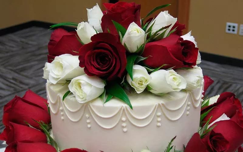 Почему опасно украшать торт живыми цветами? рис-2