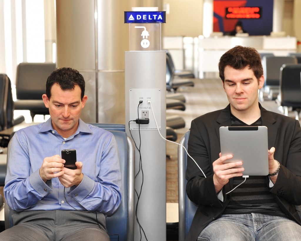 Почему заряжать телефон в аэропорту может быть опасно?