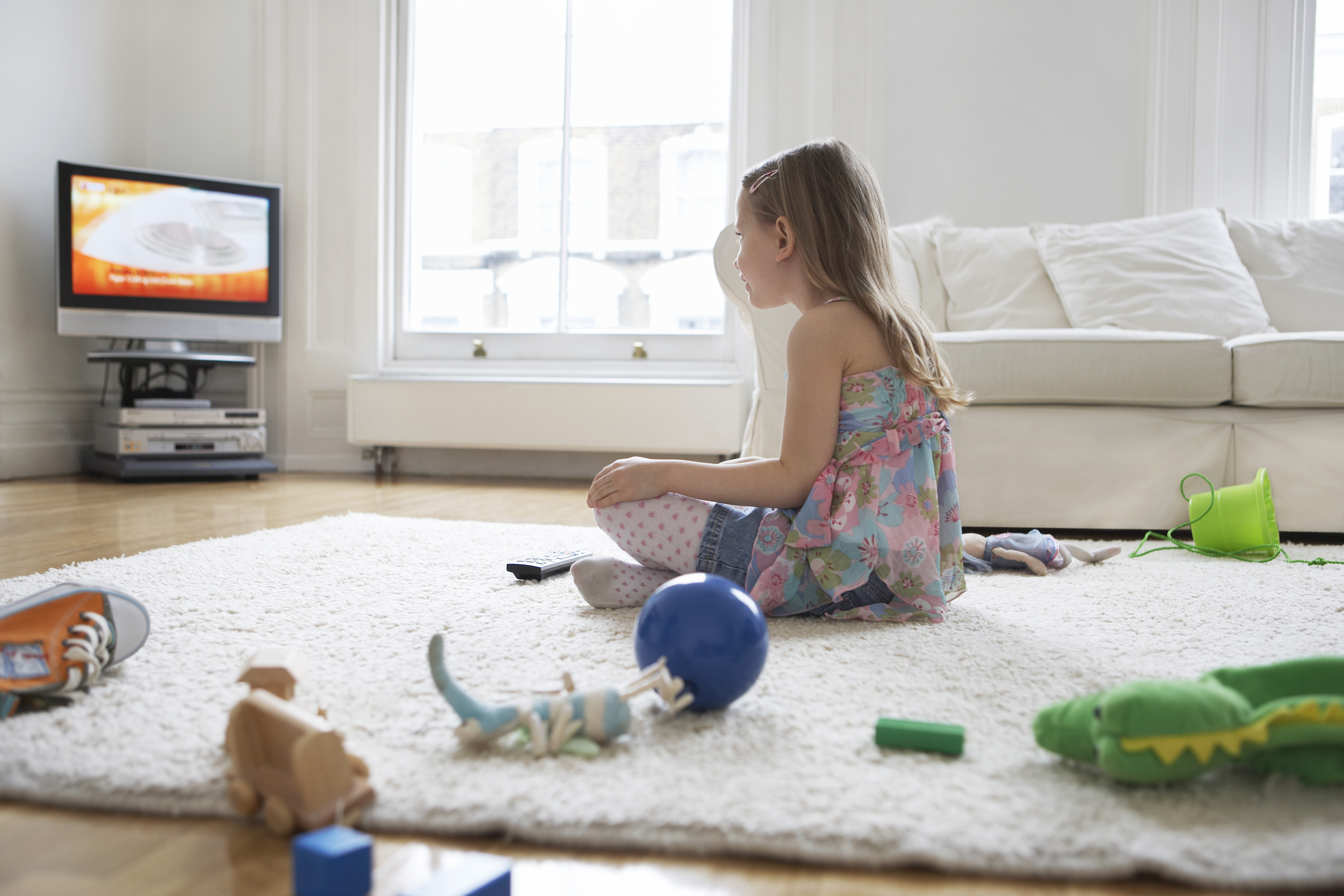 Телевизор сиди дома. Телевизор для детей. Девочка перед телевизором. Ребенок за телевизором.