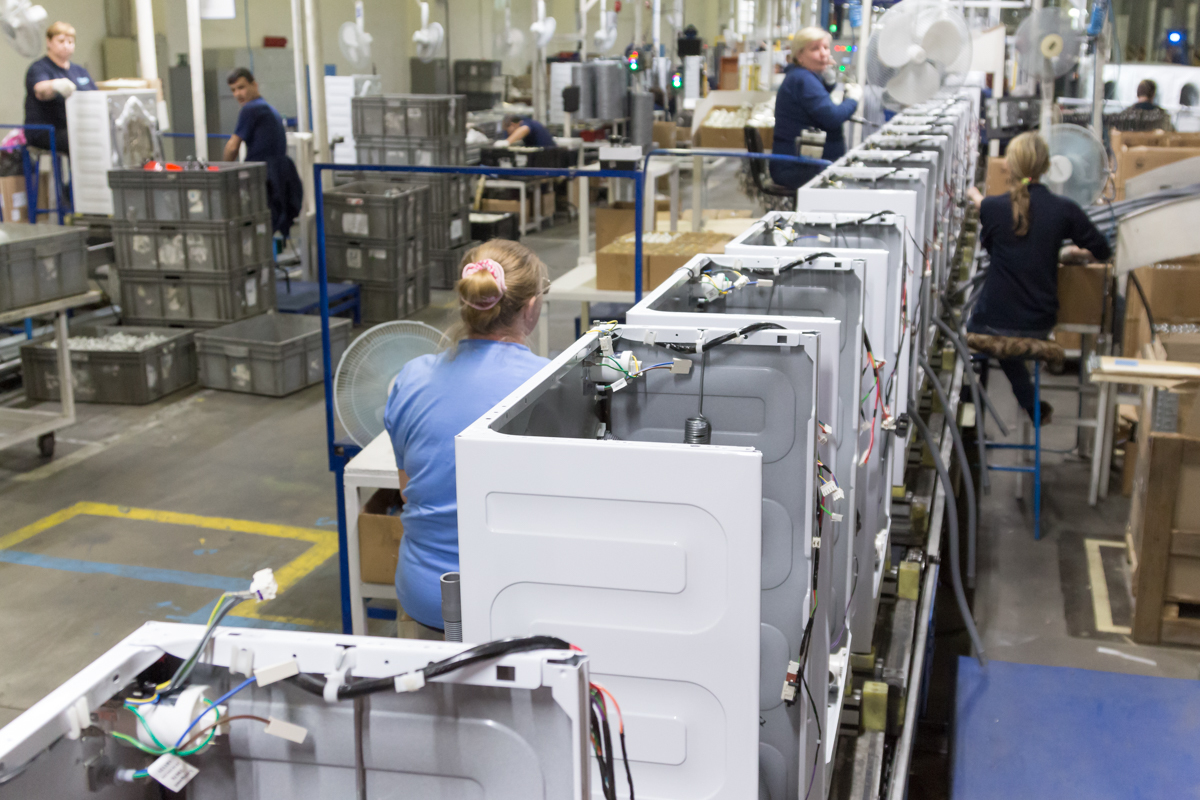 Поставщик бытовой. Bosch прекращение поставок. Как делают Стиральные машины на заводе. БЕКО где собирают.