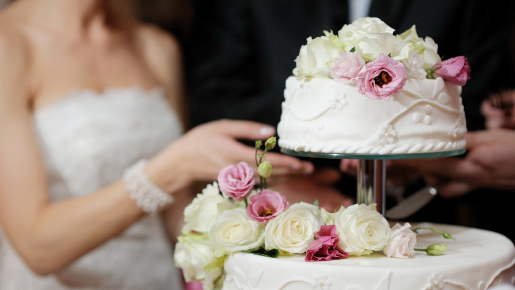 Почему опасно украшать торт живыми цветами?