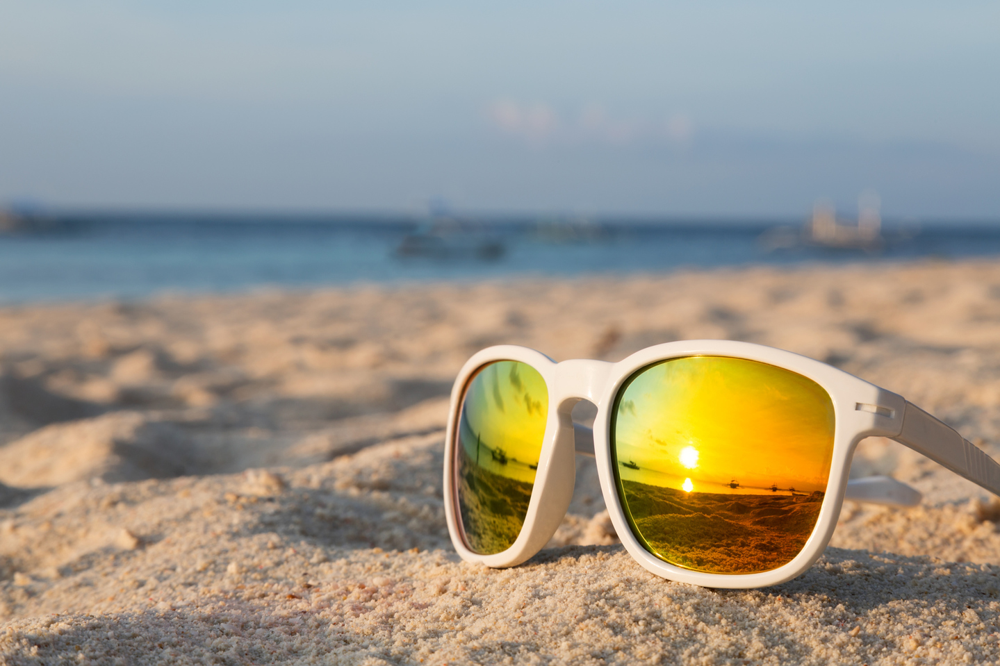 Солнцезащитные очки на берегу