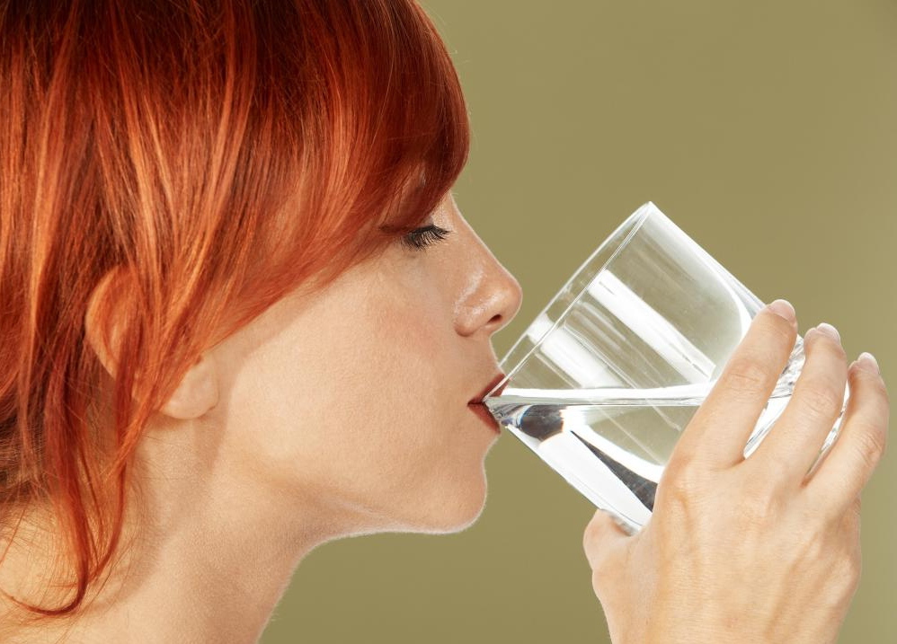 Сколько и какой воды вам нужно выпивать ежедневно: памятка от врача-диетолога