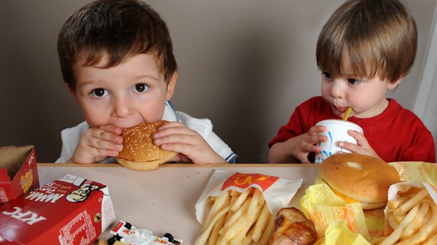 Почему ребенок выбирает вредные продукты, и насколько в этом виноваты вы?