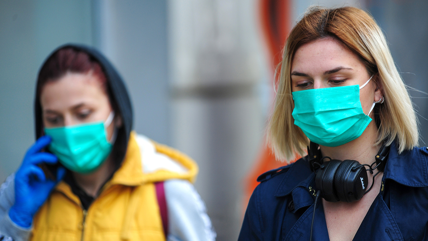 Медики объяснили, кому опасно носить маски и перчатки