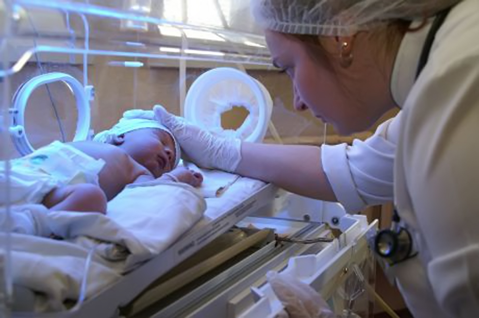 Роддом новорожденный врач. Неонатология новорожденных. Недоношенные дети в роддоме.