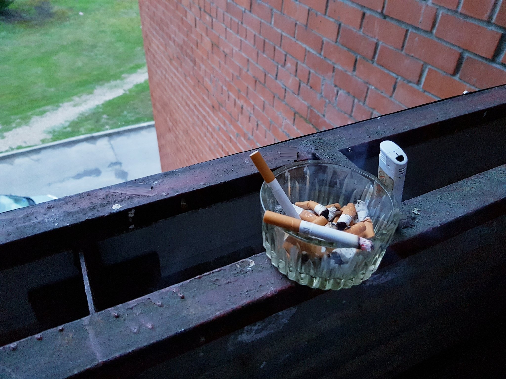 Курить на балконе все-таки можно, но только осторожно