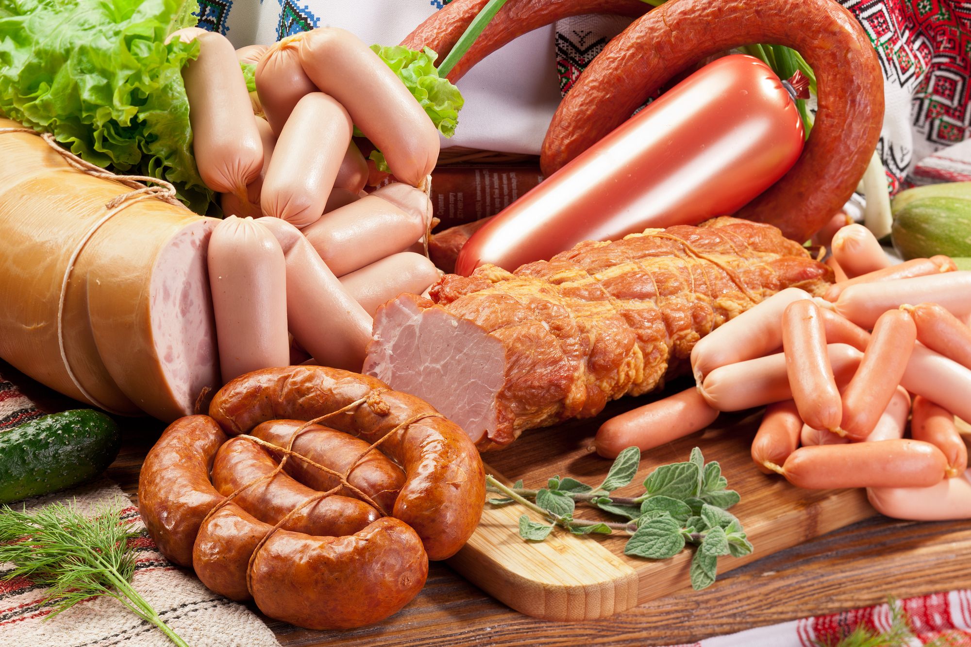 Производители хотят поднять цены на колбасу, сосиски и курицу