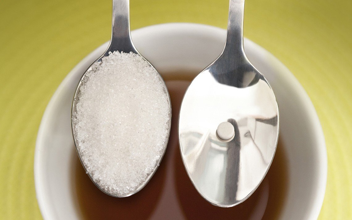 Почему сахарозаменитель может испортить вкус чая или кофе: объясняет эксперт