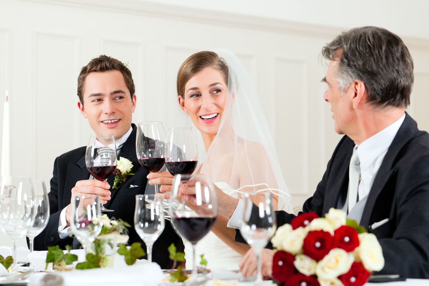 Свадьба за столом жених и невеста