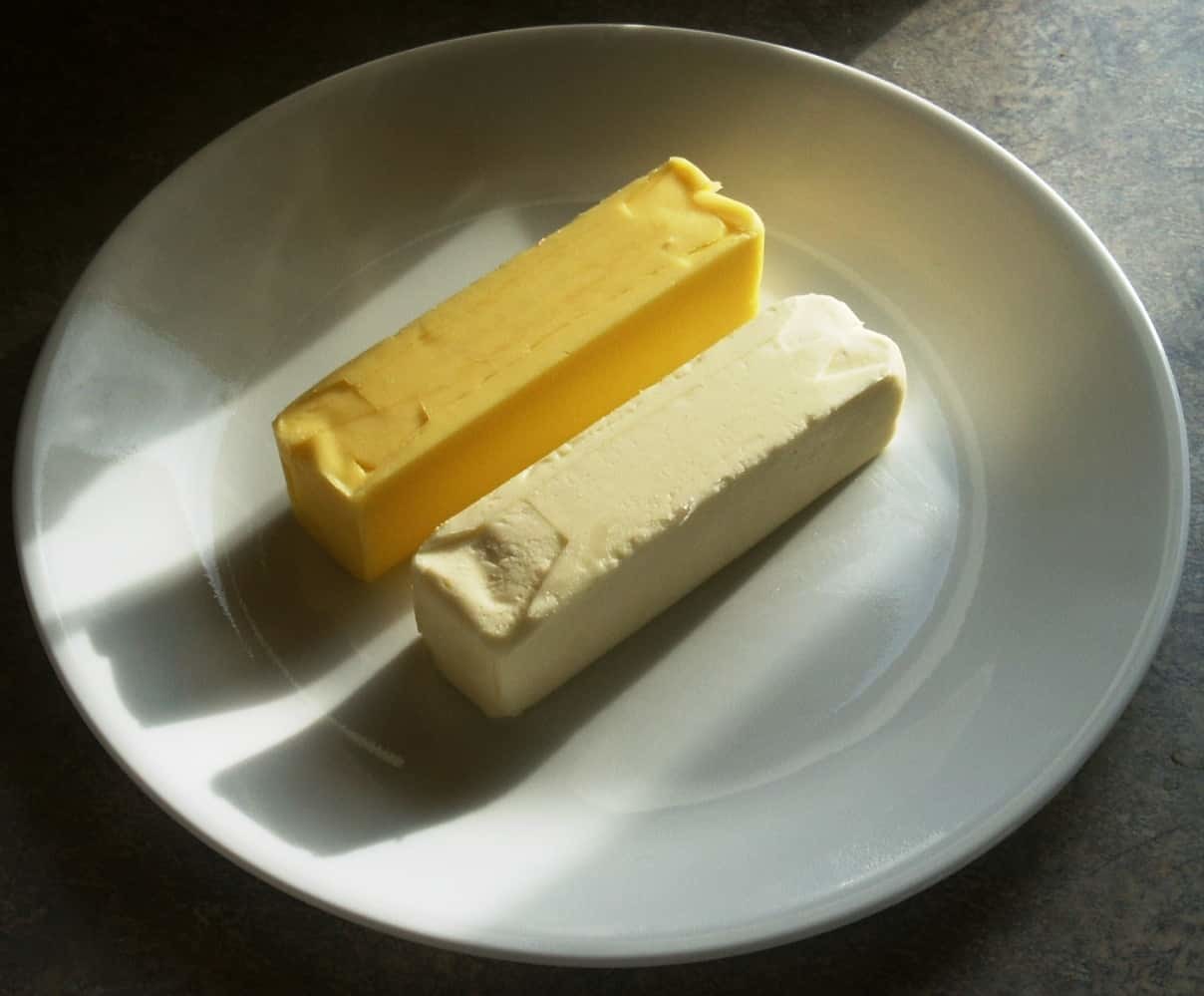 Буквы маслом сливочным. Масло сливочное. Масло маргарин. Сливочное масло маргарин. Маргарин или сливочное масло.