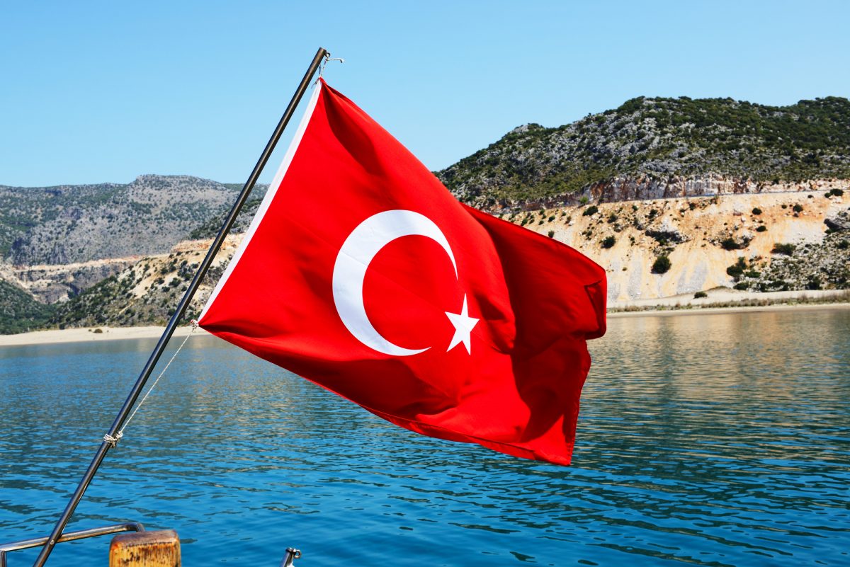 Турецкий флаг и море