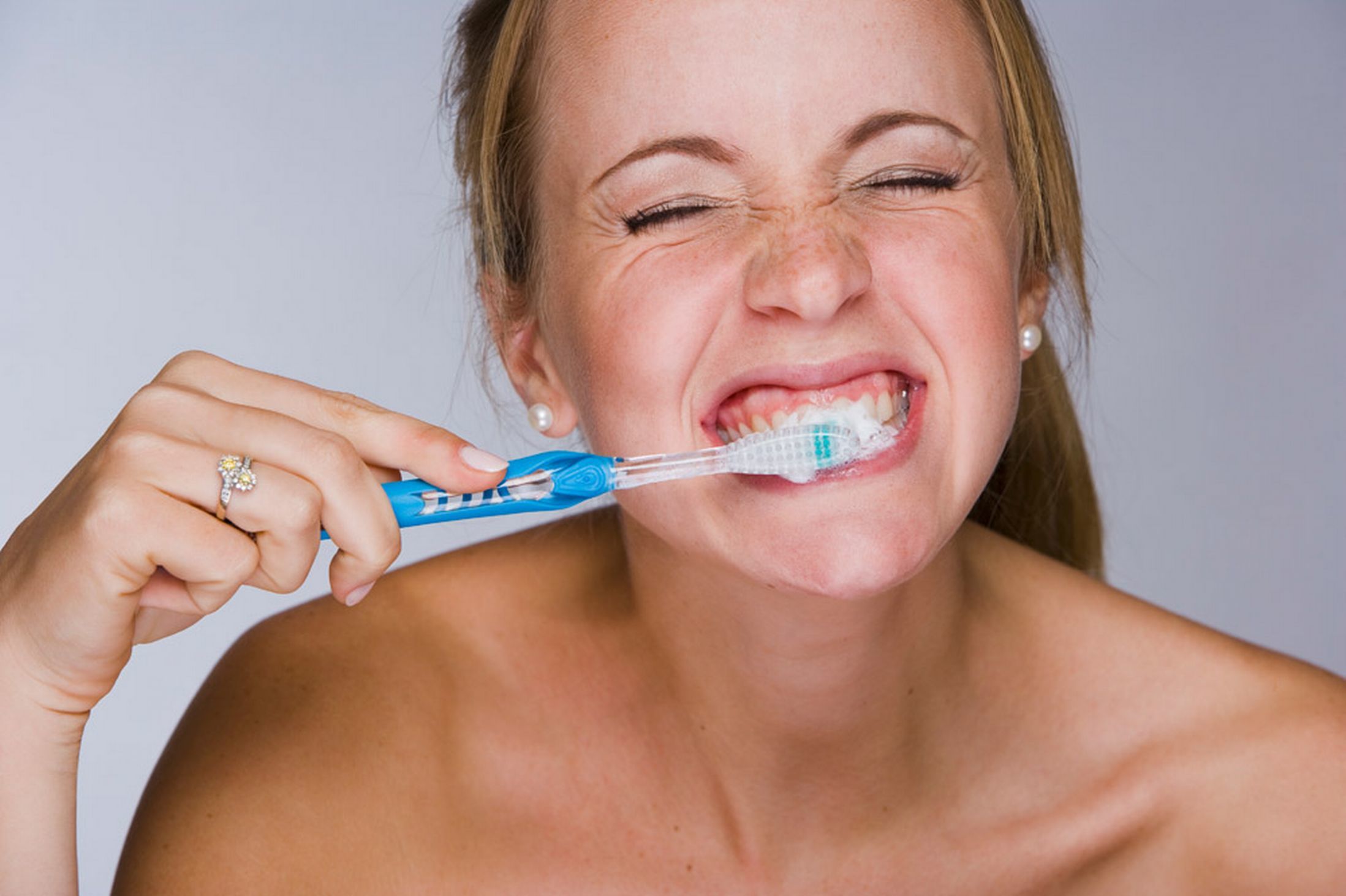 Чистка зубов зубной щеткой