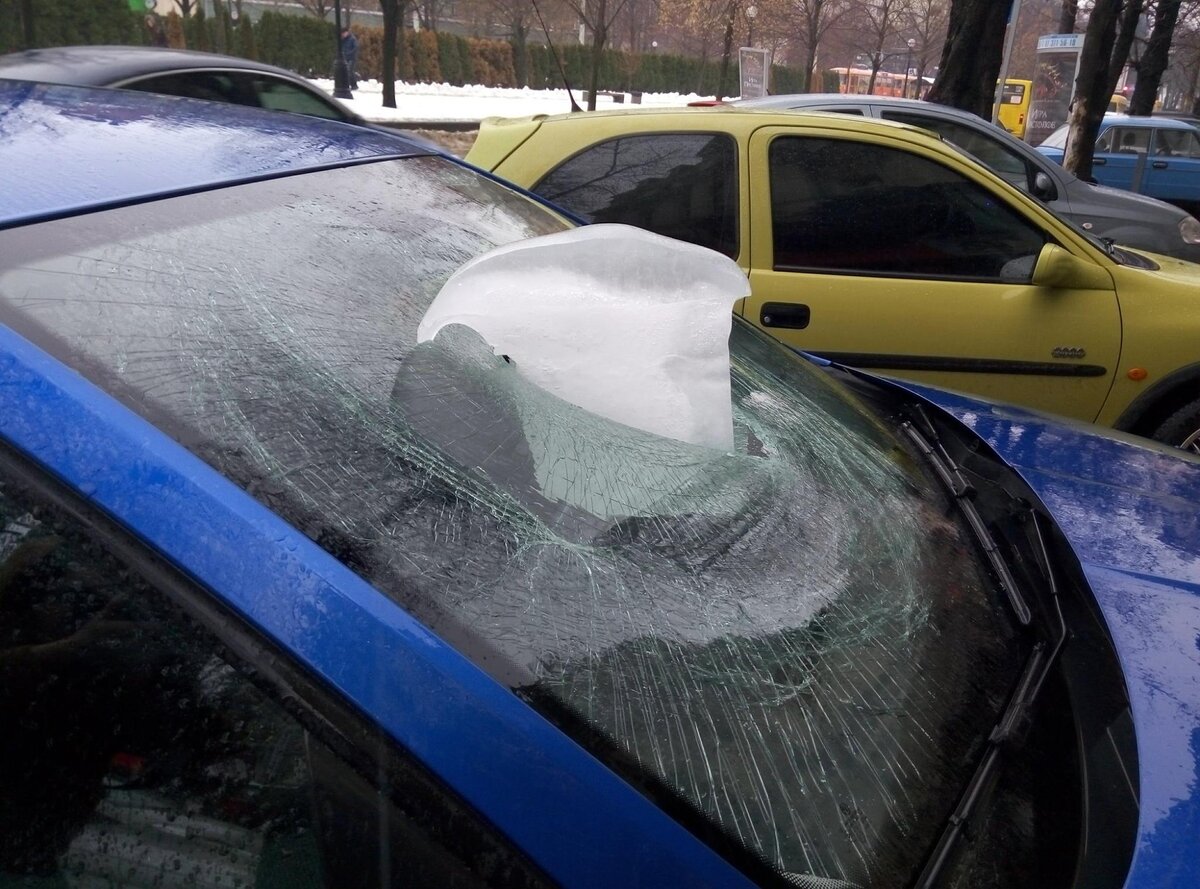 Если на автомобиль с крыши здания падают сосульки, то водителю положена  денежная компенсация - Росконтроль